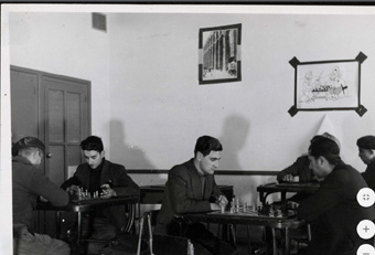 Cultura en los frentes durante la guerra civil. Celebrando la Navidad jugando al ajedrez. Fotografía 1936-39. BNE.