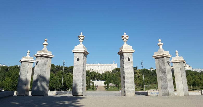 Entrada a la Casa de Campo. Puente del Rey. Vistas al Palacio Real